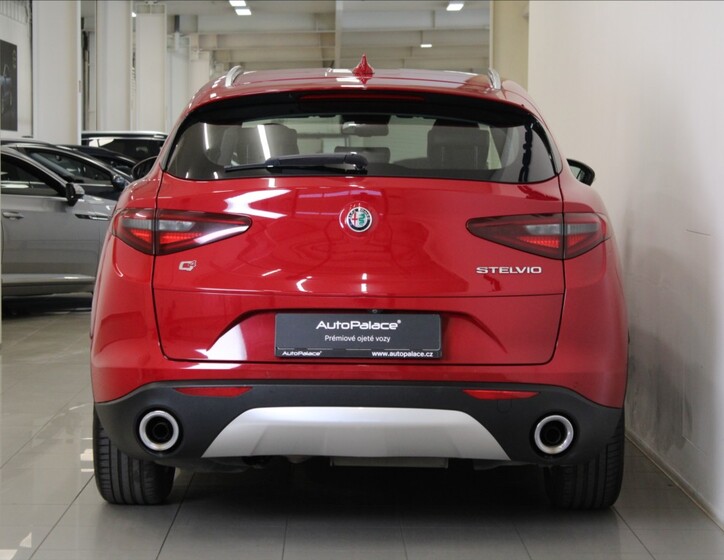 Alfa Romeo Stelvio 4