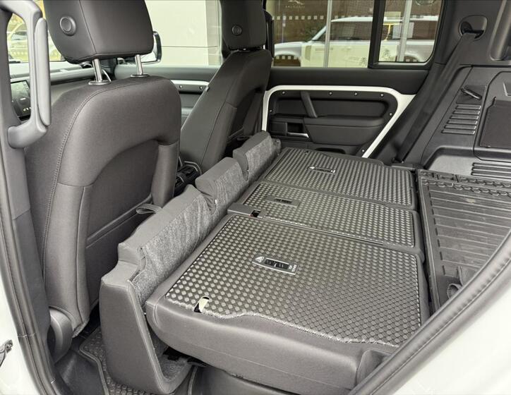 Land Rover Defender 23