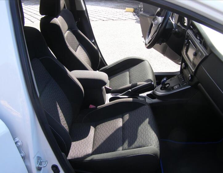 Toyota Auris 25