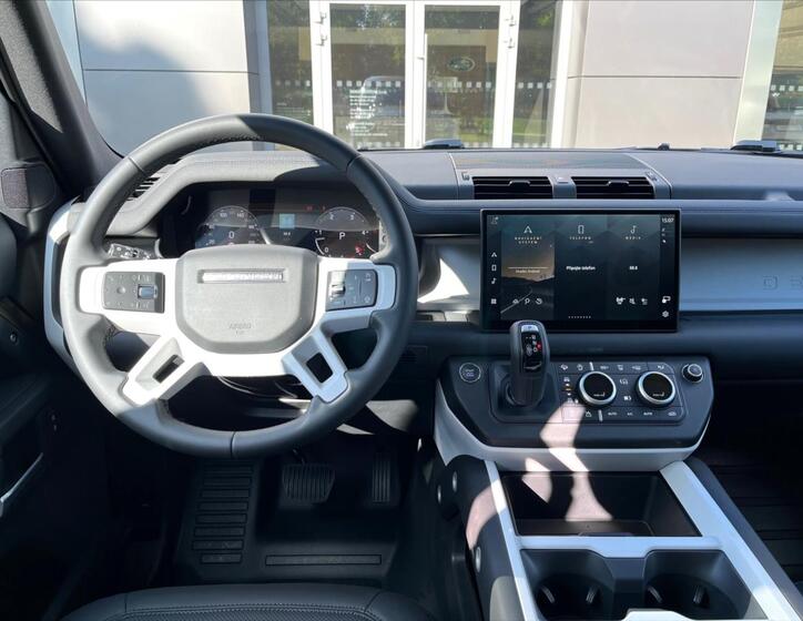 Land Rover Defender 10