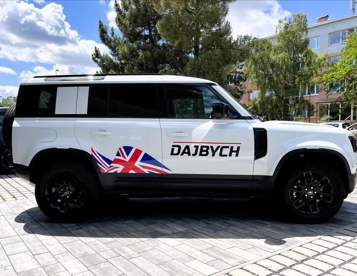 Land Rover Defender 9