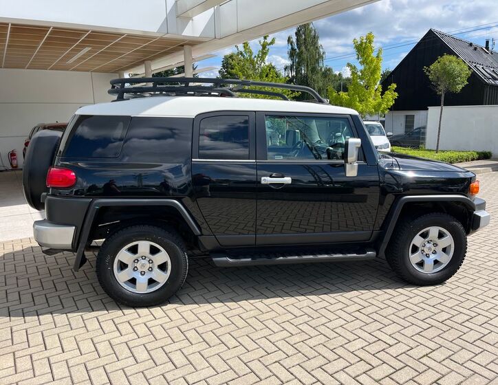 Toyota FJ 7