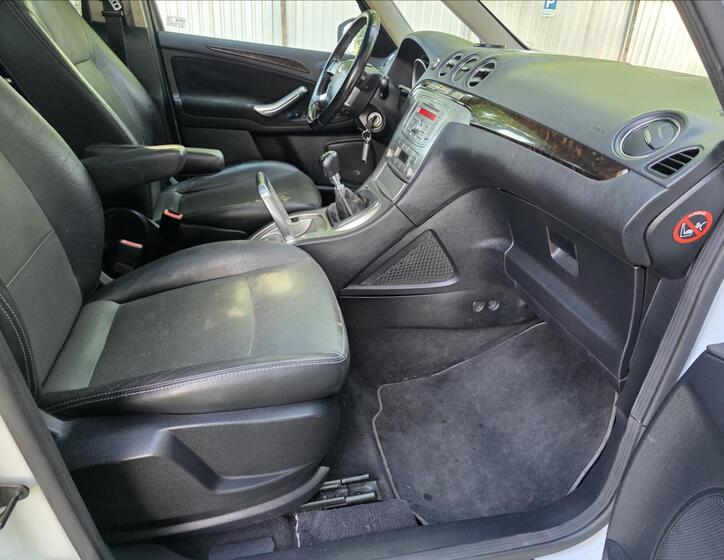 Ford Galaxy 27