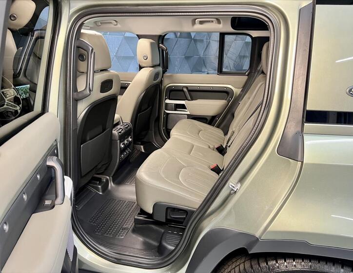 Land Rover Defender 12