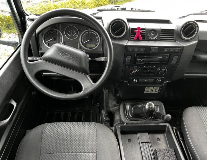 Land Rover Defender 12