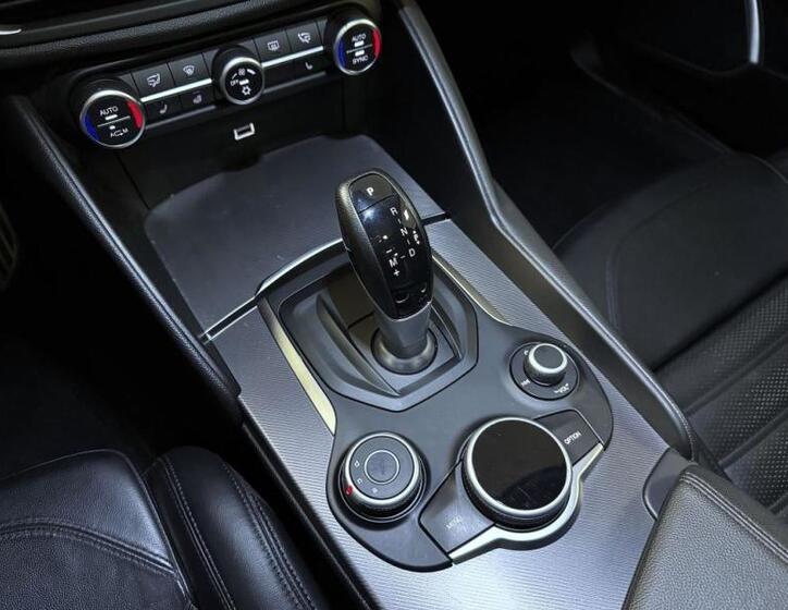 Alfa Romeo Giulia 14