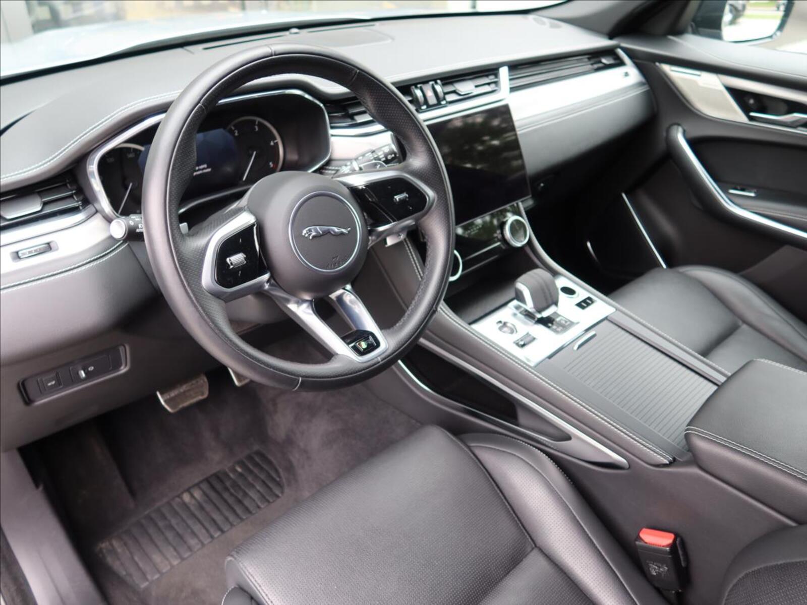 Jaguar F-Pace 8