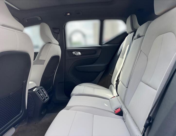 Volvo EX40 11