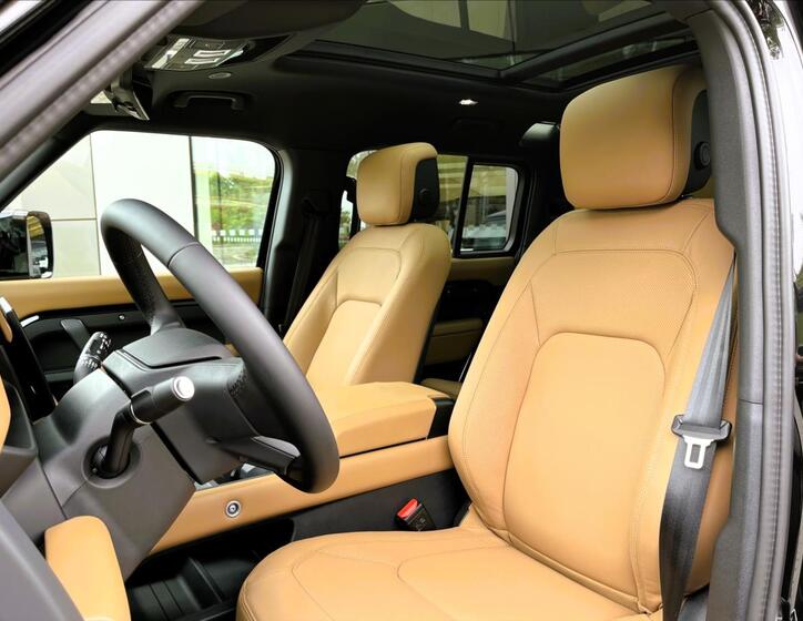 Land Rover Defender 9