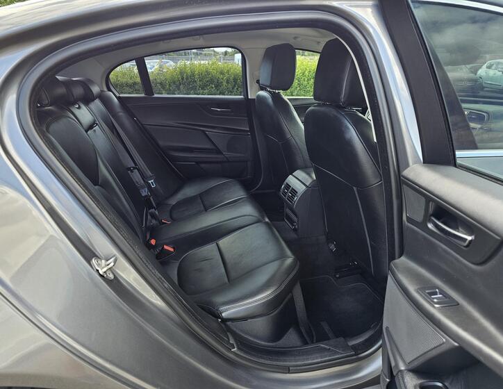 Jaguar XE 39