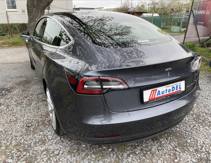 Tesla Model 3 4