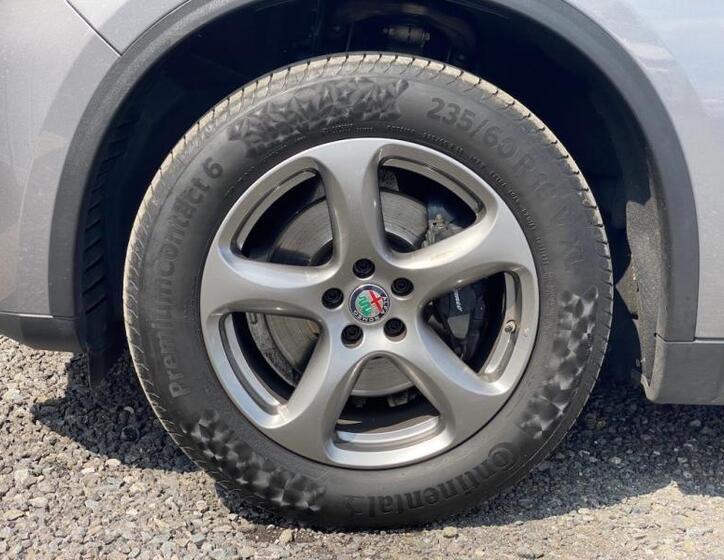 Alfa Romeo Stelvio 8