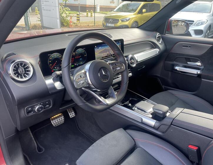 Mercedes-Benz EQB 8