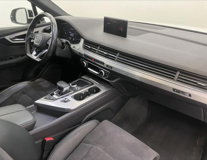 Audi Q7 11