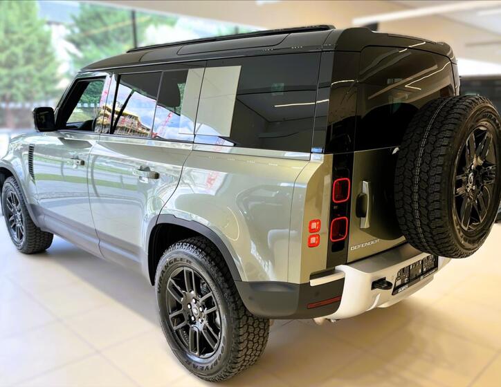 Land Rover Defender 4