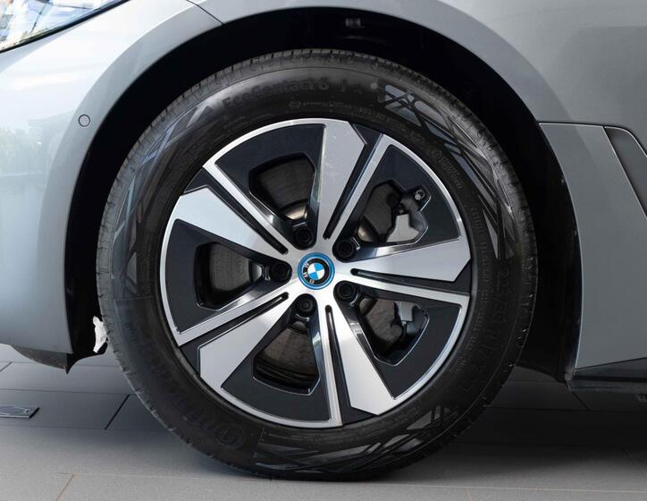 BMW i4 6