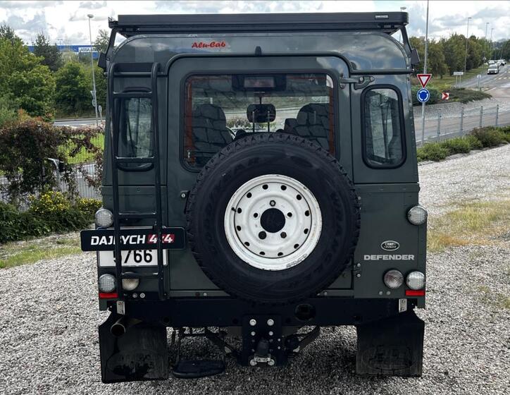 Land Rover Defender 6