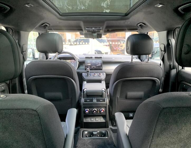 Land Rover Defender 81