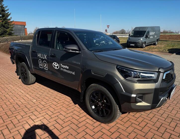 Toyota Hilux 2