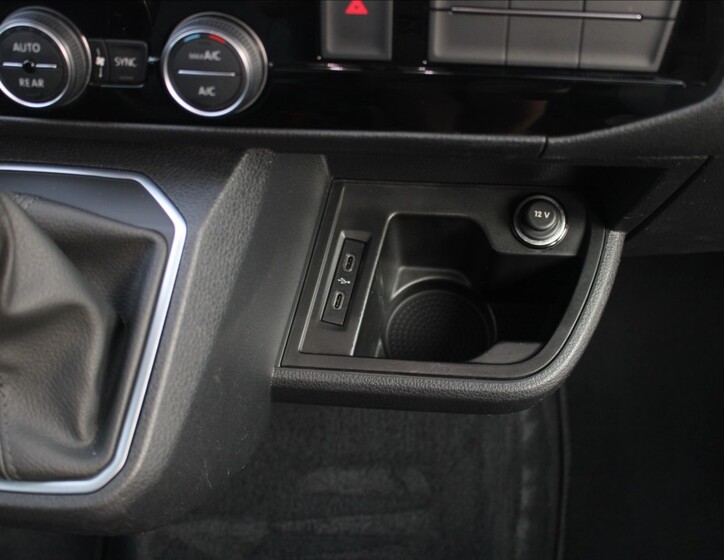 Volkswagen Multivan 18