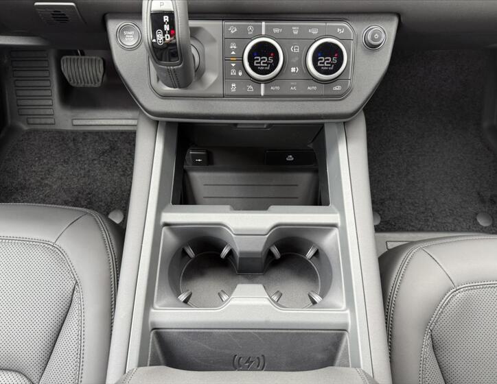 Land Rover Defender 22