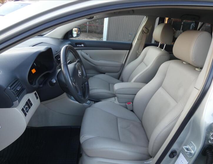 Toyota Avensis 9