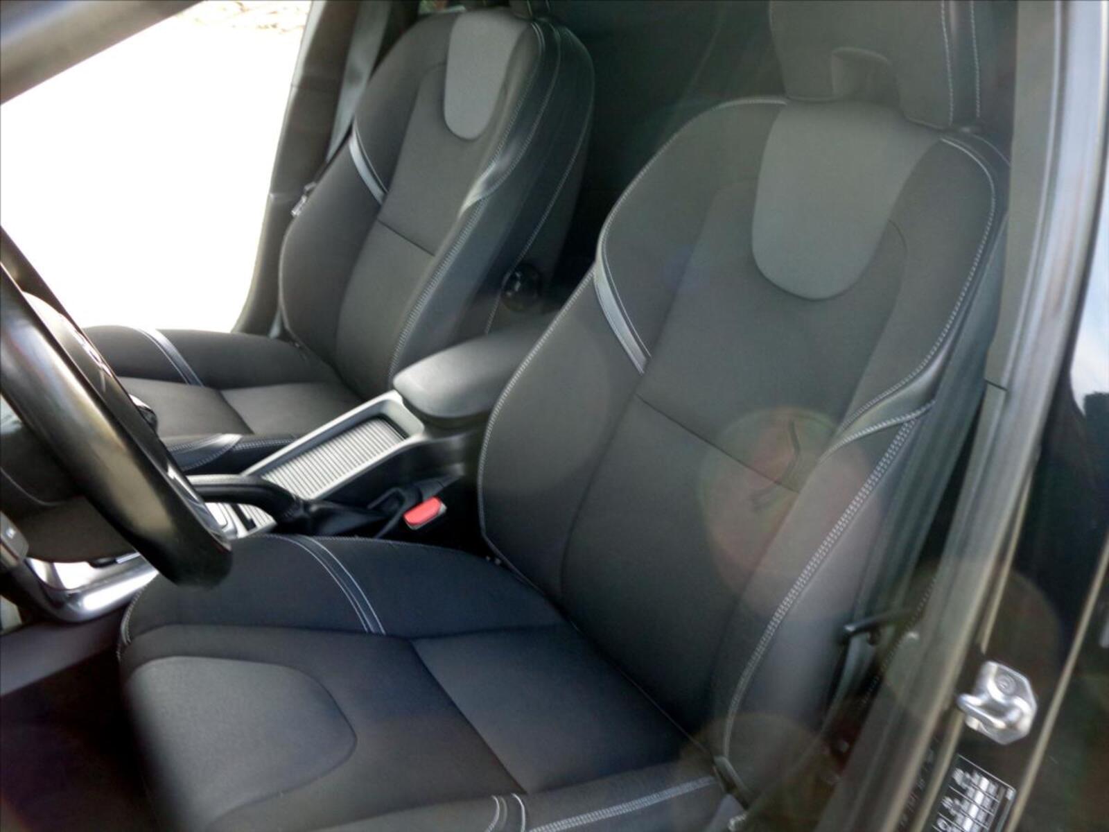 Volvo V40 23