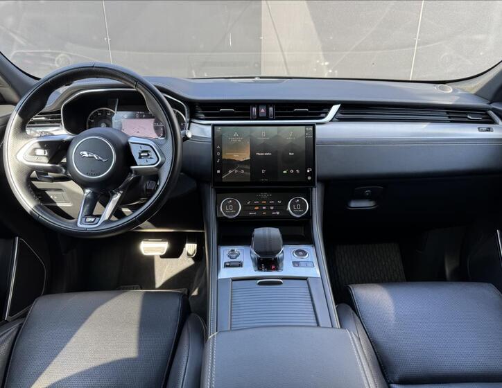 Jaguar F-Pace 14