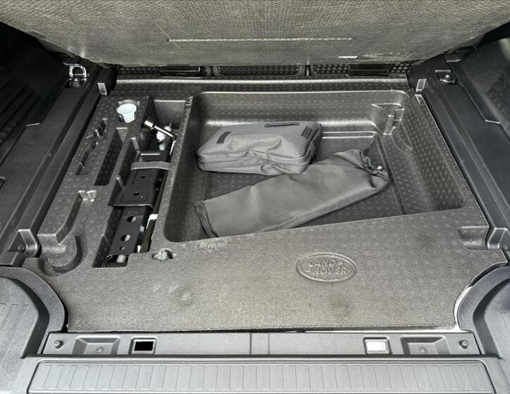 Land Rover Defender 32
