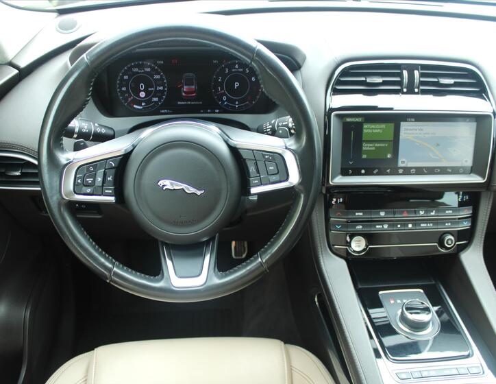 Jaguar F-Pace 14