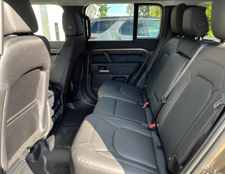 Land Rover Defender 16