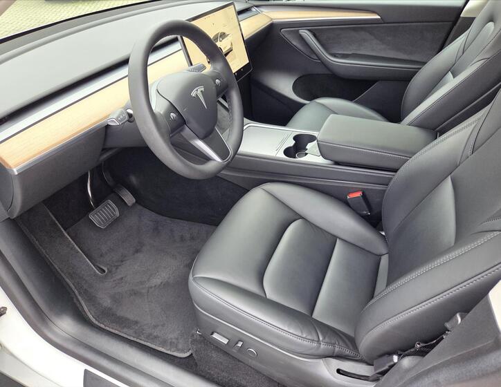 Tesla Model Y 8