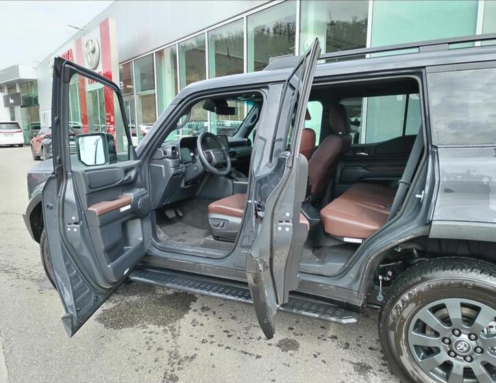 Toyota Land Cruiser 6