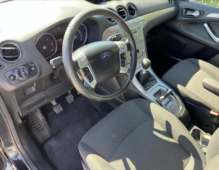 Ford Galaxy 9