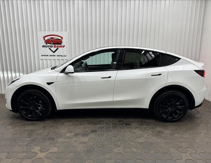 Tesla Model Y 4