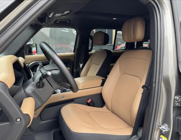 Land Rover Defender 11