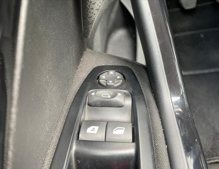 Peugeot 208 16