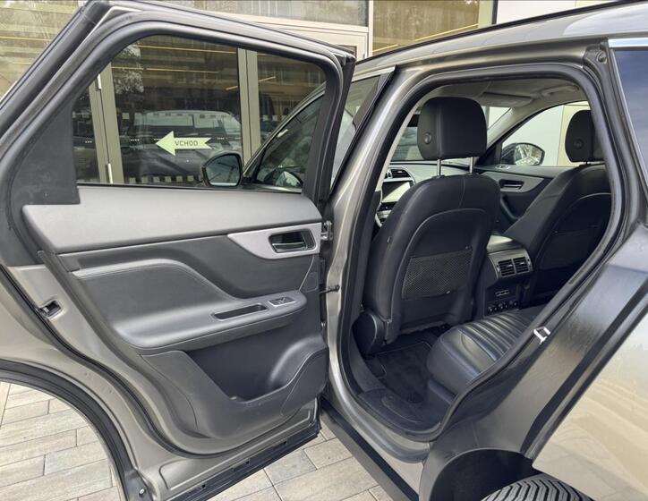 Jaguar F-Pace 8