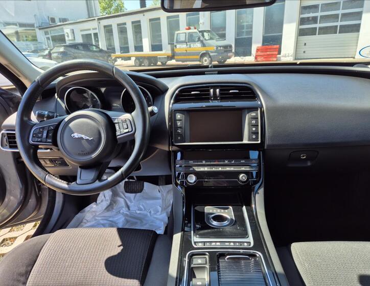 Jaguar XE 10