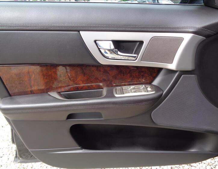 Jaguar XF 19