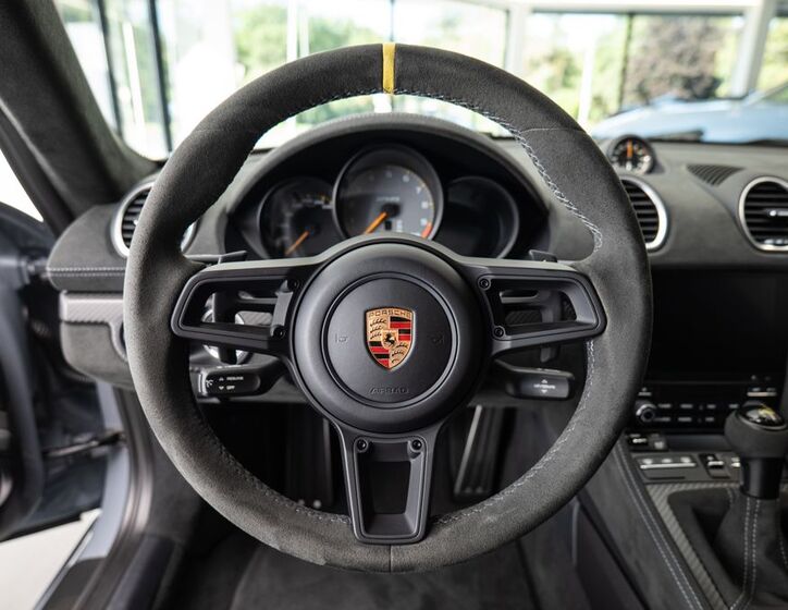 Porsche Cayman 6