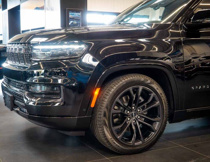 Jeep Grand Wagoneer 13