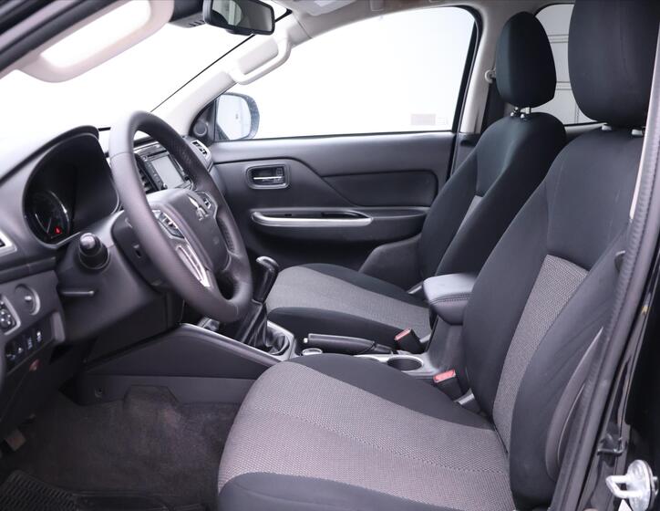 Mitsubishi L200 12