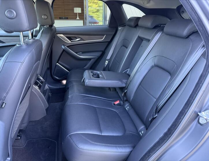 Jaguar F-Pace 27