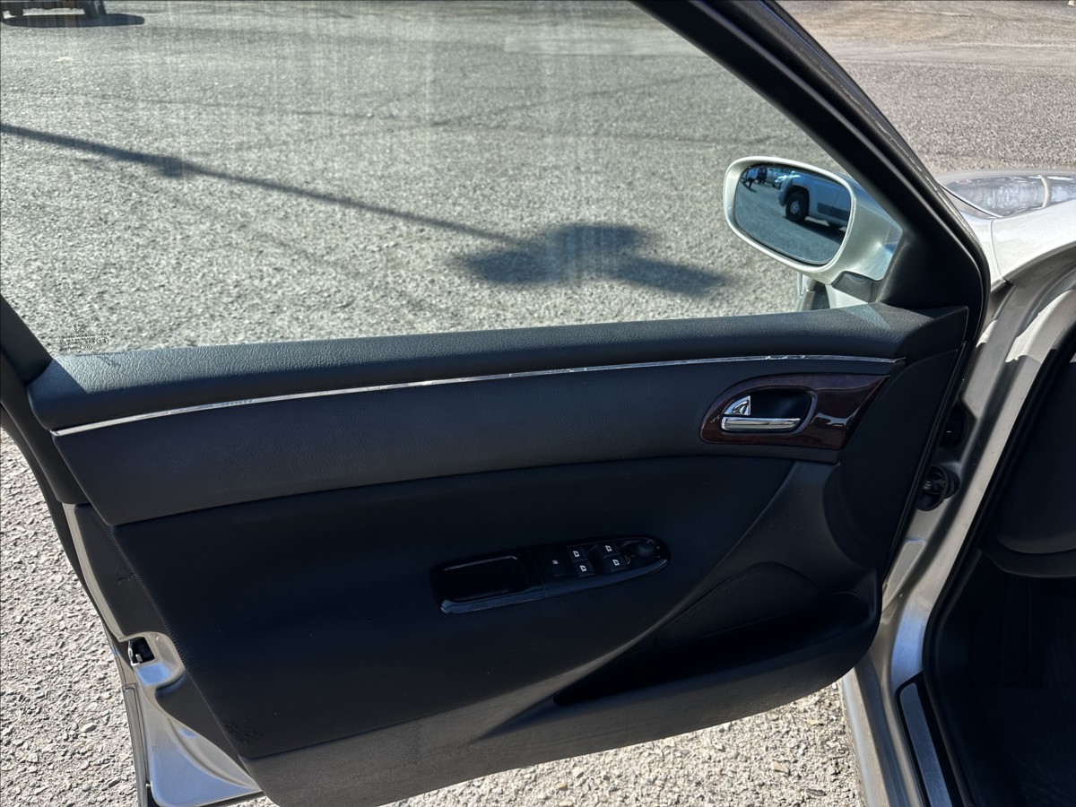 Peugeot 607