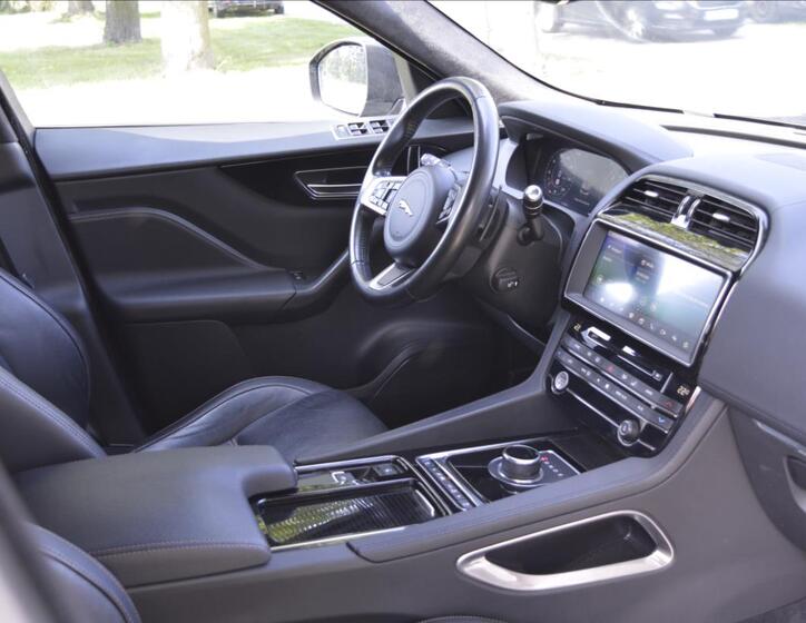 Jaguar F-Pace 14