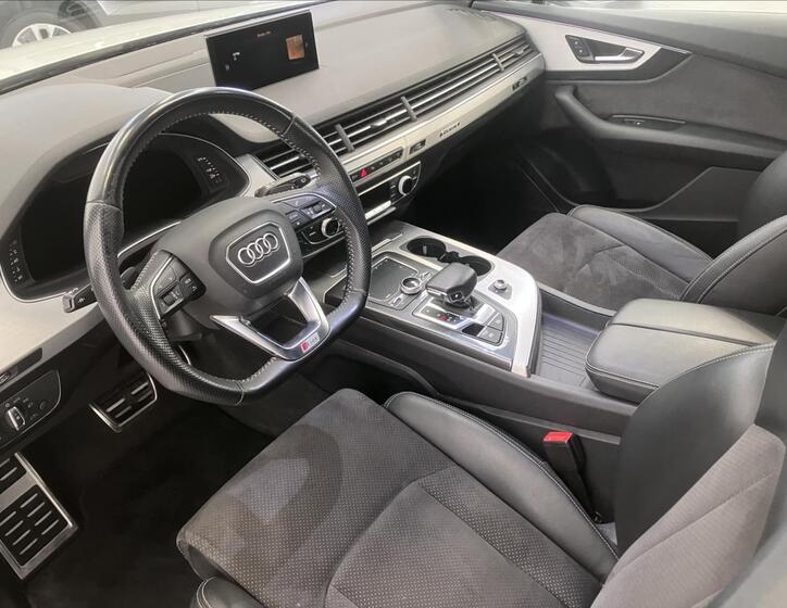Audi Q7 6