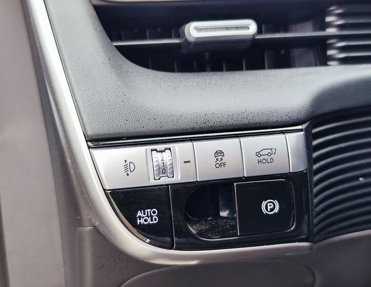 Hyundai IONIQ 33