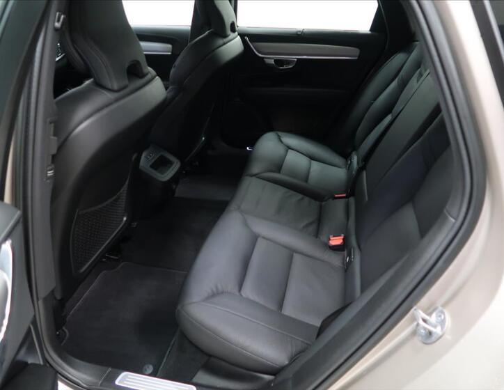 Volvo V90 8