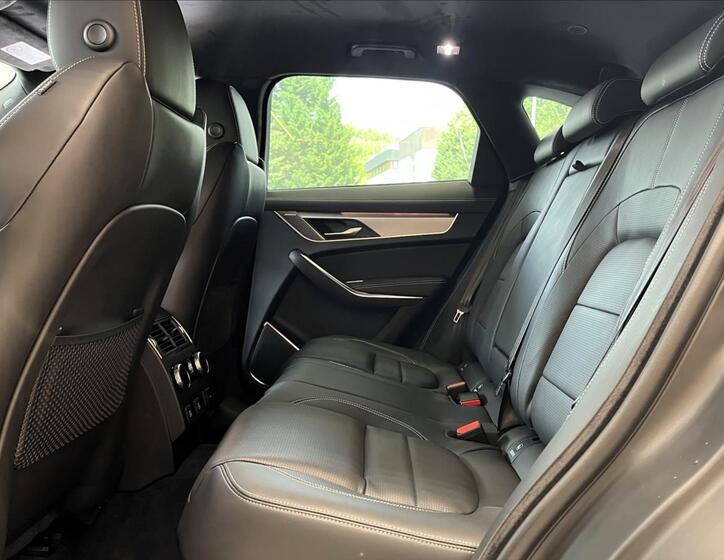 Jaguar F-Pace 31